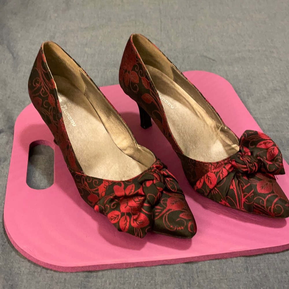 Woman’s size 8.5 low heel. Only used twice